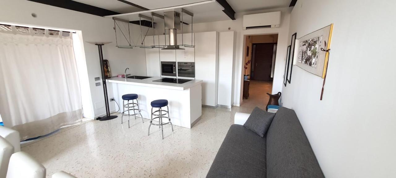 Elisabeth Waterfront Apartment Velence Kültér fotó