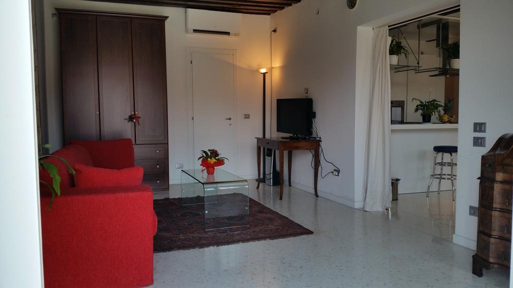 Elisabeth Waterfront Apartment Velence Kültér fotó