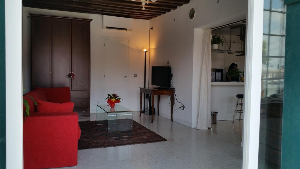 Elisabeth Waterfront Apartment Velence Kültér fotó
