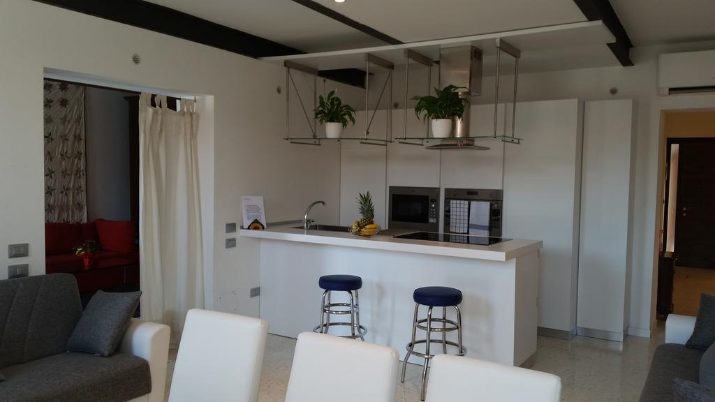 Elisabeth Waterfront Apartment Velence Kültér fotó