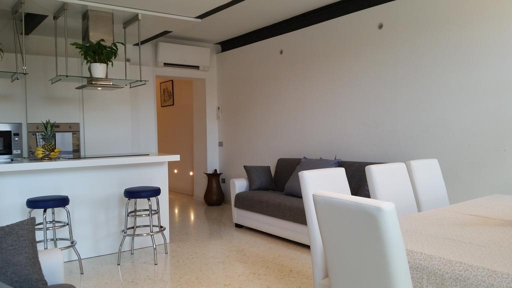 Elisabeth Waterfront Apartment Velence Kültér fotó