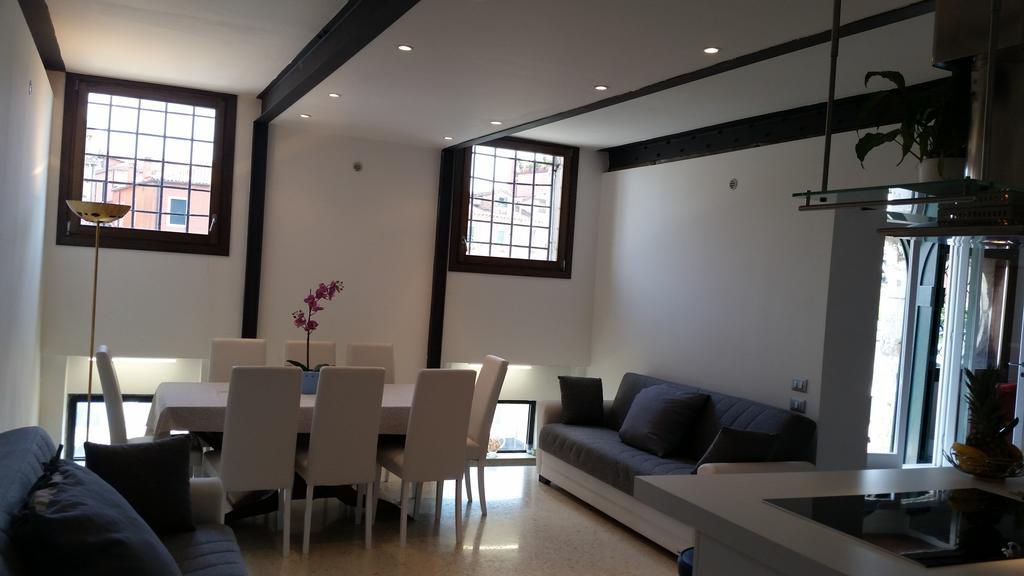 Elisabeth Waterfront Apartment Velence Kültér fotó