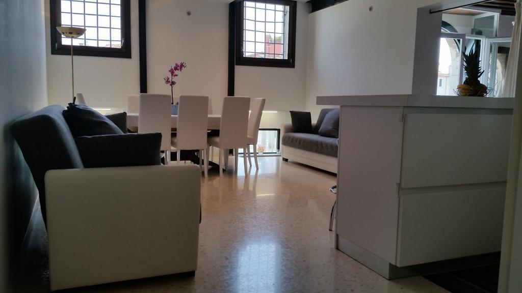 Elisabeth Waterfront Apartment Velence Kültér fotó